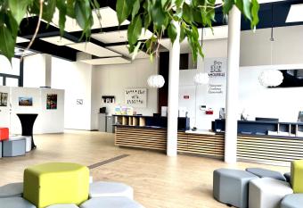 CIS Lamourelle Centre International de Sejour allows 18 year olds to book a room