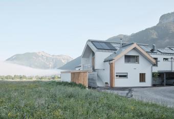 Urban Alpine Penthouse with Lake View has Balcony rooms