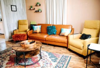 Giggling Creek Cottage - BedJet! King Sized! Gazebo, 45 Acres, Arcades, Nintendo, more allows 18 year olds to book a room