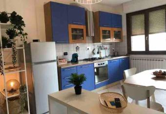 Accogliente e spazioso appartamento a Cecina allows 18 year olds to book a room