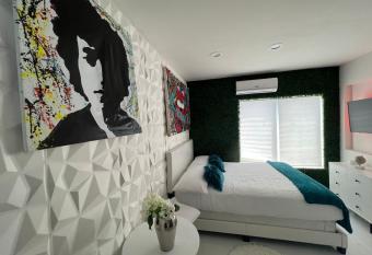 Fun Apartment Studio Queen Bed Lux 5 allows 18 year olds to book a room