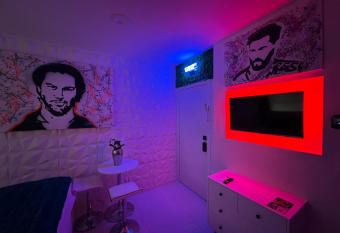 Fun Apartment Studio Queen Bed Downtown 4 allows 18 year olds to book a room