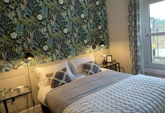 No 73 Aparthotel by condokeeper allows 18 year olds to book a room