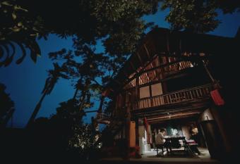 M   he has Smoking rooms