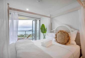 The Top Floor Luxury accomodation for 2 Spa Bath allows 18 year olds to book a room