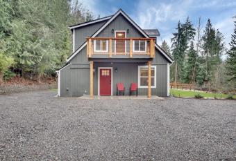 Coal Miner's Cabin has Balcony rooms