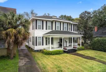Mckean Manor has Balcony rooms