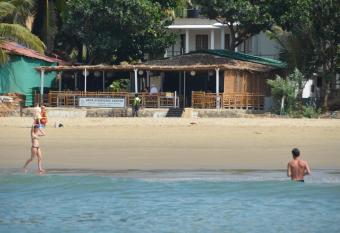 ARYA HOMESTAY BOUGAIN VILLA has Balcony rooms