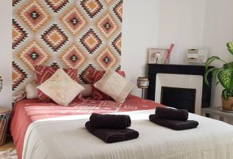 Faites de beaux r  ves allows 18 year olds to book a room