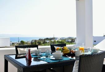 Parodise Apartment has Balcony rooms