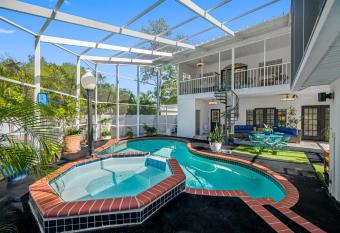 Amazing 5BR King-Pool & Spa A Block From The Bay has Balcony rooms