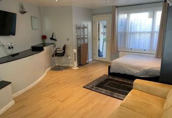 Studio Apartment - Entire Lower Ground Floor - Only 7 Mins Walk Kings Cross St Pancras Station has Balcony rooms