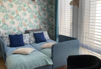 le numero 2 allows 18 year olds to book a room