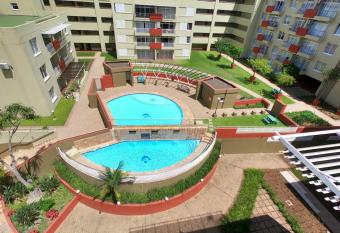 Beautiful Sky 2 Bed Apartment Next to Gateway allows 18 year olds to book a room