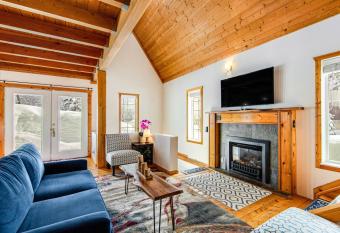 Summit Chalet has Balcony rooms