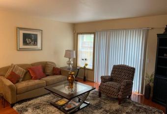 Cozy 2 Bedroom Townhouse in Northgate has Balcony rooms