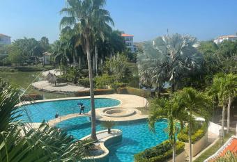 Condominio Campestre Laguna Club Cartagena allows 18 year olds to book a room