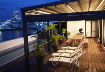 SALTY HOUSE                      has rooms with a private hot tub