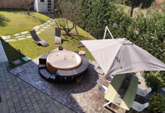 Villa con giardino tra Padova e Riviera del Brenta has rooms with a private hot tub