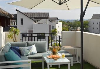 A lovely 2 bedroom Loft with a pool in Dainfern, Fourways has Balcony rooms