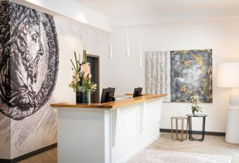 elaya hotel regensburg city center allows 18 year olds to book a room