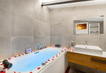 Residence Meynadier - apartments - New - AC - Wifi - Close Beach and Palais - LRA Cannes allows 18 year olds to book a room