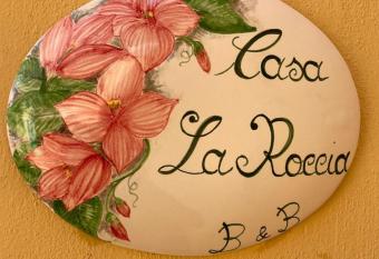 Casa la Roccia has Balcony rooms