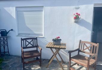 Casa rosa allows 18 year olds to book a room