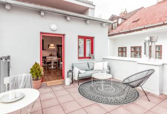 TurnKey Apartment Train Station has Balcony rooms