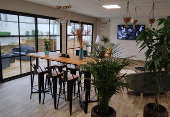 Villa Rapha  lle #6 Centre ville avec parking allows 18 year olds to book a room