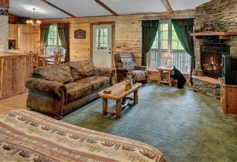 Cabin in the woods WIFI 2 story has Balcony rooms