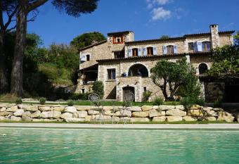 Oasis des Lavandes Coqueliot allows 18 year olds to book a room