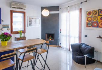 Flatinrome Residence Fiera has Balcony rooms