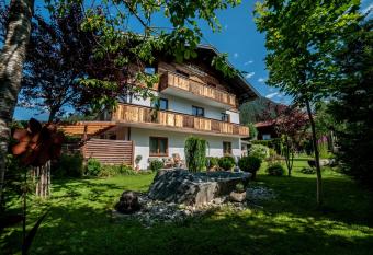 Haus Alexandra has Balcony rooms