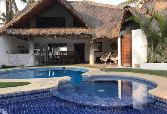 Villa Bamboo has rooms with a private hot tub