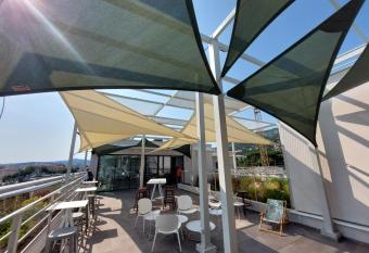 Apparthotel Le H  b TOULON allows 18 year olds to book a room