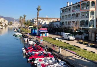 Le Marinola    Empuriabrava has Balcony rooms