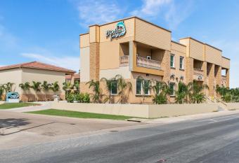 El Delfin Lodge allows 18 year olds to book a room