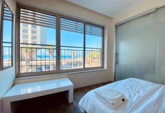 White Gordon Beach Apartment has rooms with a private hot tub