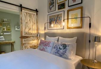 Un palmier    sa fen  tre allows 18 year olds to book a room