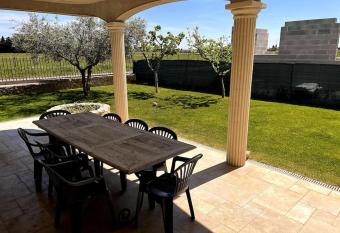 Saint-Laurent d   Aigouze : appartement avec jardin allows 18 year olds to book a room