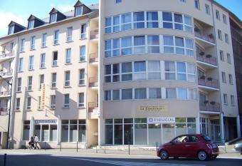 Studio moderne et   quip   Lourdes Centre allows 18 year olds to book a room