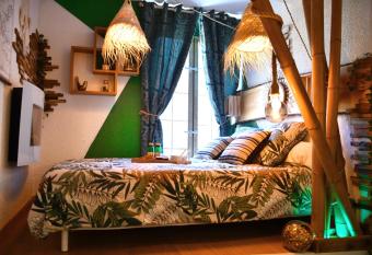 La Cahute H24,Cosy,Port,Plage,Wifi,Netflix allows 18 year olds to book a room