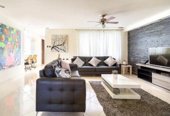 Hermoso y Amplio Apartamento Cerca a Todo allows 18 year olds to book a room