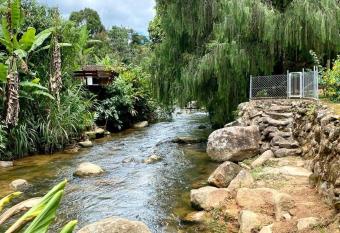 Bangalo a beira do rio em plena natureza has Balcony rooms