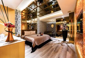 Liti Motel has rooms with a private hot tub