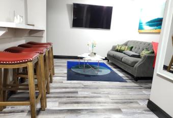 Collingwood Estatepower Guesthouse Cozy 2BR! allows 18 year olds to book a room