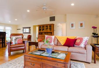 Sonoma Wine Country Bungalow has Balcony rooms