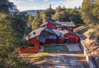Red Oasis has Balcony rooms