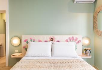 ANNA S DREAM BED & BREAKFAST has Balcony rooms